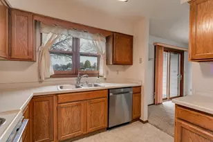 930 Manor Dr, Neenah, WI 54956 - Photo 9