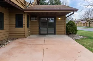 975 Manor Dr, Neenah, WI 54956 - Photo 3