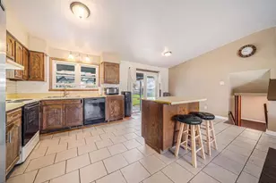 727 Dawn Ct, Neenah, WI 54956 - Photo 3