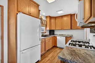 1013 Harrison St, Neenah, WI 54956 - Photo 9