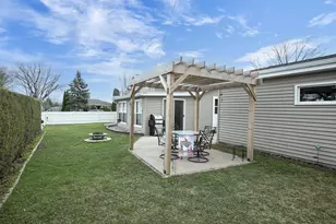 1021 Apple Blossom Dr, Neenah, WI 54956 - Photo 5