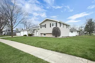 1021 Apple Blossom Dr, Neenah, WI 54956 - Photo 3