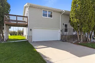 1395 Inverness Ln, Neenah, WI 54956 - Photo 3