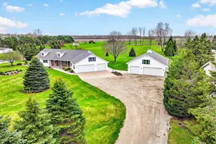 4665 Edgewood Dr, Appleton, WI 54913 - Photo 3