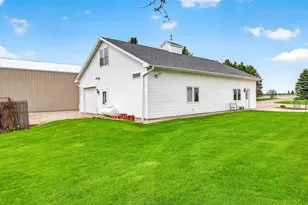 4665 Edgewood Dr, Appleton, WI 54913 - Photo 5