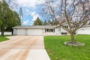 2615 Bayport Ln, Green Bay, WI 54313 - Photo 11