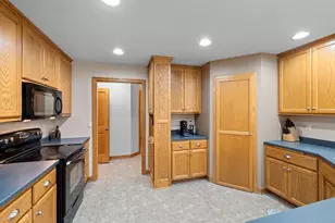 230 Oakbrook Dr, Pulaski, WI 54162 - Photo 9