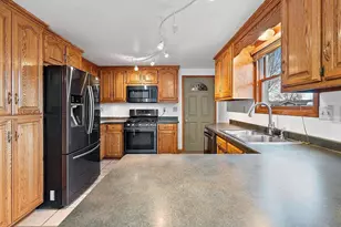 860 Fribourg St, De Pere, WI 54115 - Photo 11