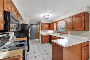3025 Lawndale Dr, Green Bay, WI 54311 - Photo 9