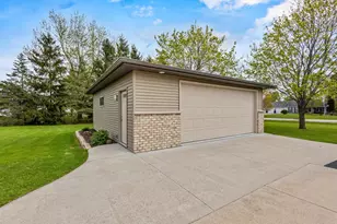 3022 Fairwinds Dr, Neenah, WI 54956 - Photo 47