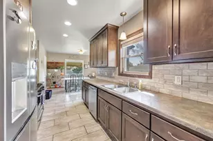 982 Holzer St, Green Bay, WI 54303 - Photo 5