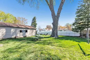 982 Holzer St, Green Bay, WI 54303 - Photo 19