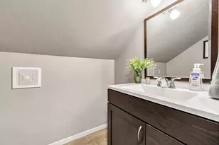 982 Holzer St, Green Bay, WI 54303 - Photo 15