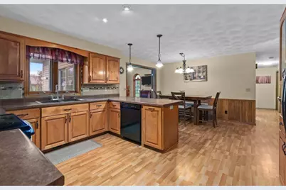W2572 Colonial Court, Appleton, WI 54915 - Photo 9