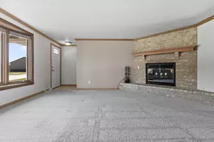 1436 Crestwood Dr, Green Bay, WI 54313 - Photo 5