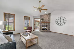 118 Honeysuckle Dr, Hortonville, WI 54944 - Photo 7