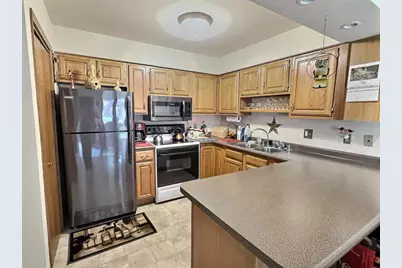 2230 Meadowbrook Court #E, Oshkosh, WI 54904 - Photo 3