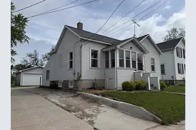 842 W 10th Avenue, Oshkosh, WI 54902 - Photo 1