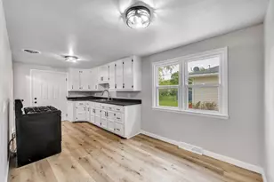 1875 Smith St, Green Bay, WI 54302 - Photo 11