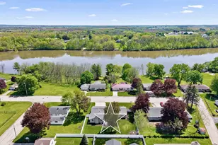 910 Park St, Wrightstown, WI 54180 - Photo 3