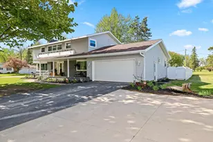 504 Sunrise Rd, Edgerton, WI 54486 - Photo 3