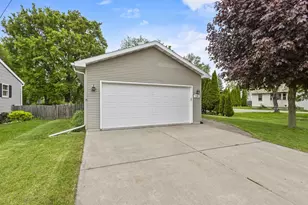 1324 W Bent Ave, Oshkosh, WI 54901 - Photo 3