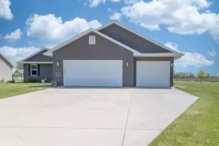 1104 Charlene Ave, Omro, WI 54963 - Photo 5