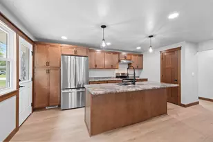 1964 Blueberry Ln, Green Bay, WI 54304 - Photo 9