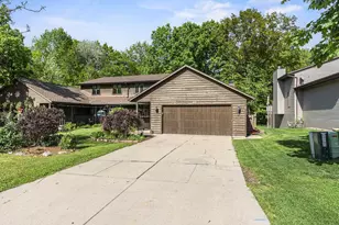 921 Divot Pl, Green Bay, WI 54313 - Photo 3