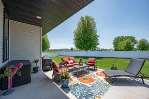 2217 Fox Point Ct, De Pere, WI 54115 - Photo 7