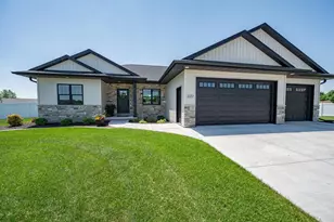 2217 Fox Point Ct, De Pere, WI 54115 - Photo 9