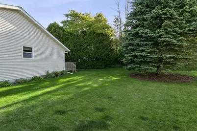 4537 Oaktree Court, Manitowoc, WI 54220 - Photo 13