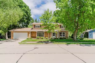 1040 Maricopa Dr, Oshkosh, WI 54904 - Photo 1