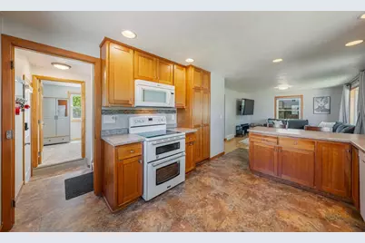 1932 Maplecrest Drive, Appleton, WI 54915 - Photo 7