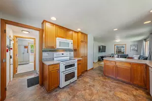 1932 Maplecrest Dr, Appleton, WI 54915 - Photo 7