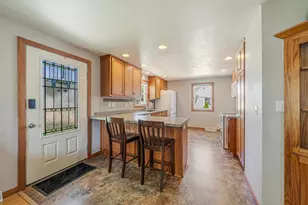1932 Maplecrest Dr, Appleton, WI 54915 - Photo 9
