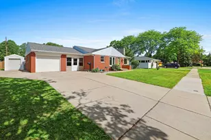 906 Bluebird St, De Pere, WI 54115 - Photo 3