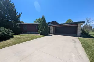 1015 Maricopa Dr, Oshkosh, WI 54904 - Photo 1