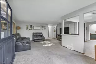 1731 Oakridge Ct, Menasha, WI 54952 - Photo 9
