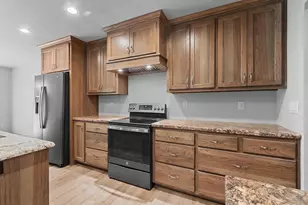 2731 Crestwood Springs Ct, Green Bay, WI 54304 - Photo 11