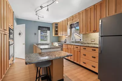 323 E Mission Road, Green Bay, WI 54301 - Photo 9