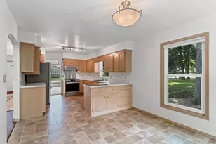 2595 Edgewood Ln, Green Bay, WI 54302 - Photo 7