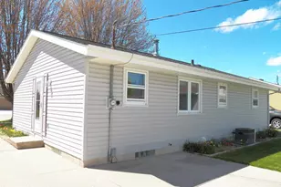 941 S 41st St, Manitowoc, WI 54220 - Photo 23