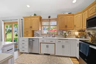 205 Oak Knoll Ct, Hortonville, WI 54944 - Photo 7