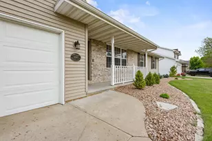 1085 Grassymeadow Ln, Menasha, WI 54952 - Photo 3