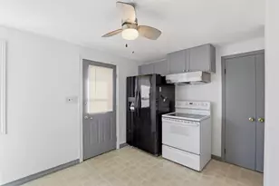 1001 W Grant St, Appleton, WI 54914 - Photo 3