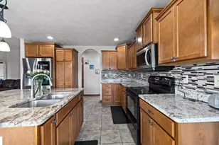 2143 W Melcorn Cir, De Pere, WI 54115 - Photo 13
