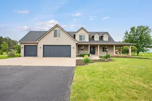 8120 Challenger Dr, Neenah, WI 54956 - Photo 3