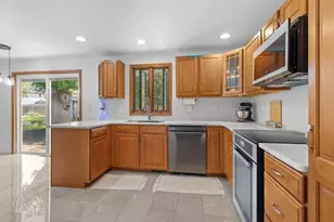 334 Westplain Dr, Green Bay, WI 54303 - Photo 9