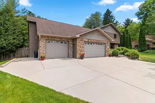 2447 Parkwood Dr, Green Bay, WI 54304 - Photo 3
